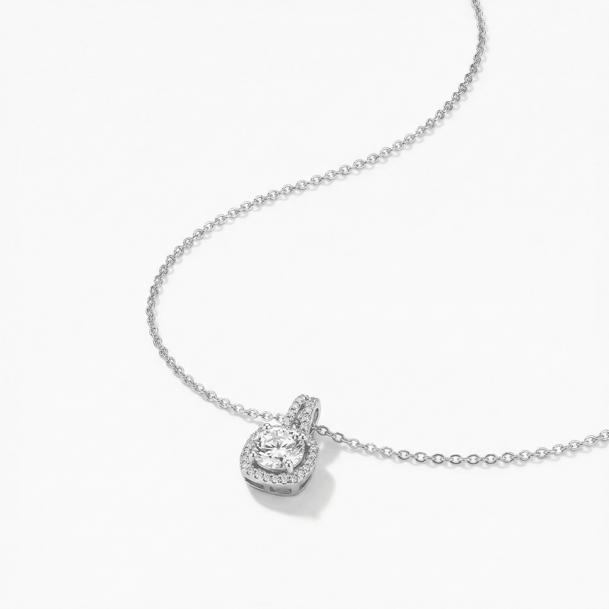 Colierul Luna Argintiu